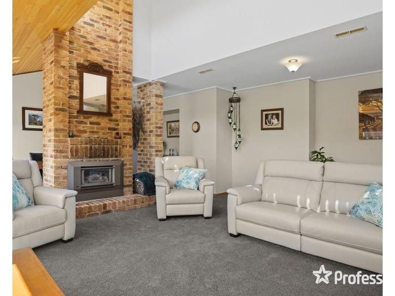 14 Commercial Road, Mount Evelyn VIC 3796