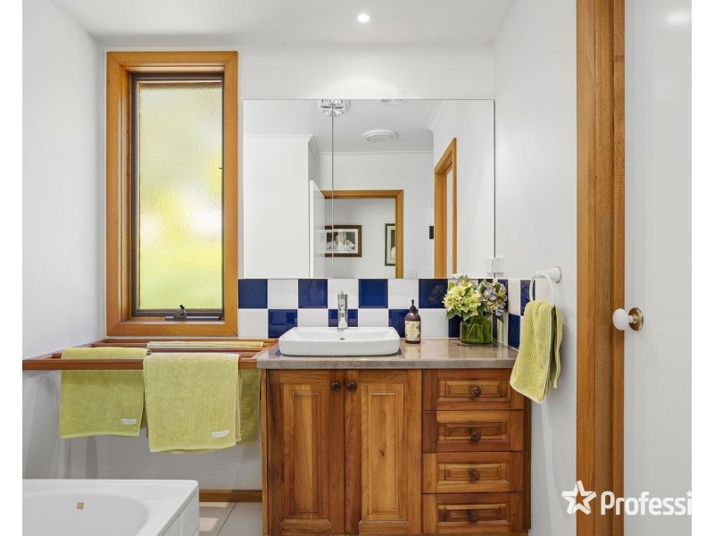 14 Commercial Road, Mount Evelyn VIC 3796