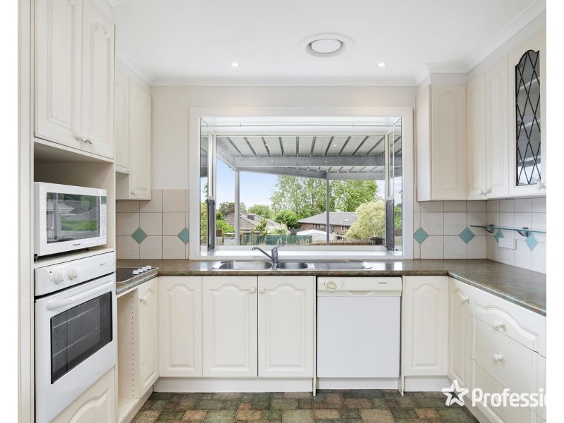 16 Chirnside Drive, Chirnside Park VIC 3116