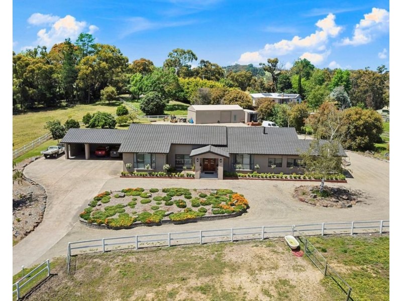 18 Bailey Grove, Wandin North VIC 3139