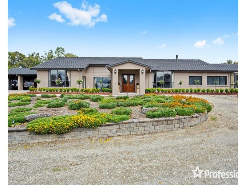 18 Bailey Grove, Wandin North VIC 3139
