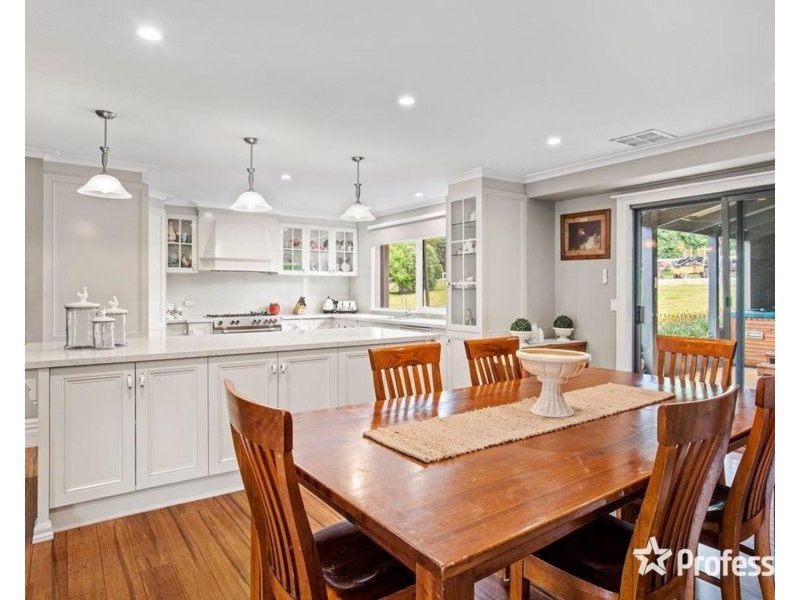 18 Bailey Grove, Wandin North VIC 3139