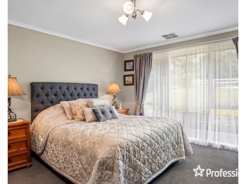 18 Bailey Grove, Wandin North VIC 3139