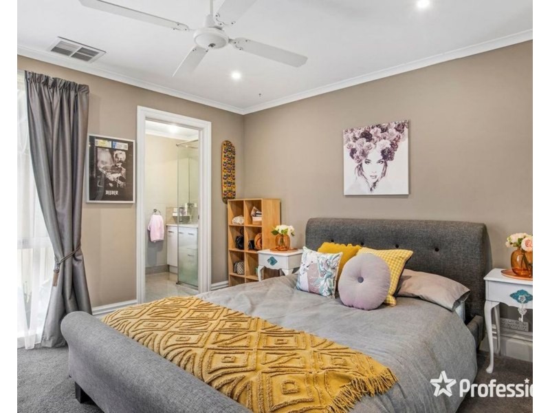 18 Bailey Grove, Wandin North VIC 3139