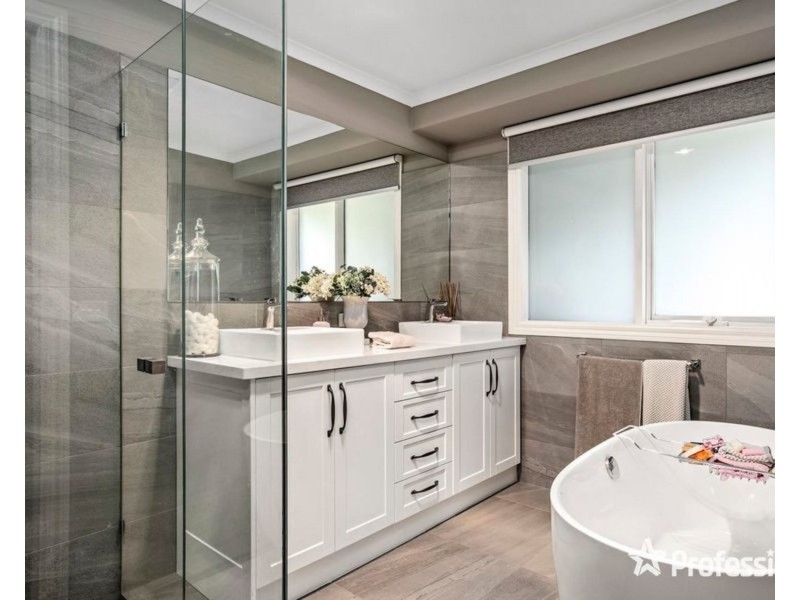 18 Bailey Grove, Wandin North VIC 3139