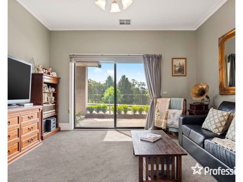18 Bailey Grove, Wandin North VIC 3139