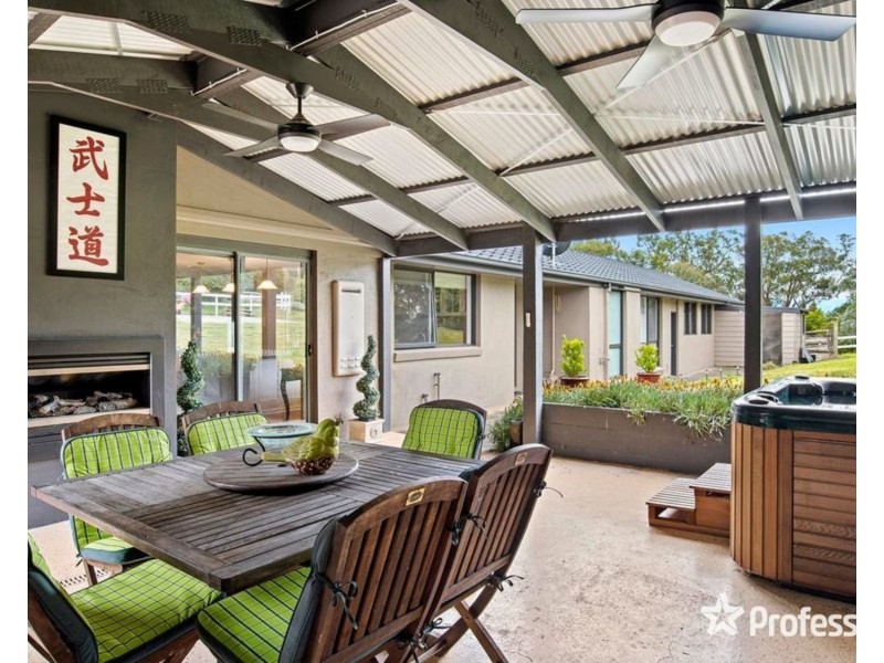 18 Bailey Grove, Wandin North VIC 3139