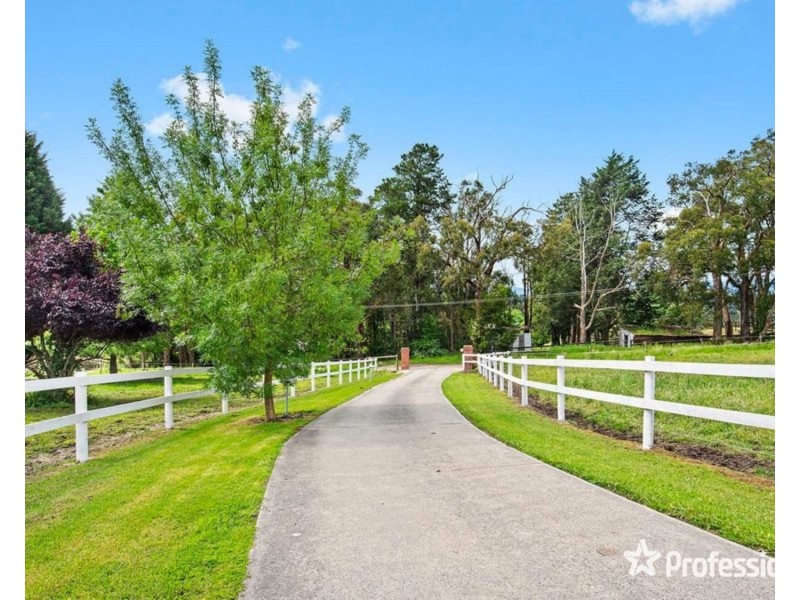 18 Bailey Grove, Wandin North VIC 3139