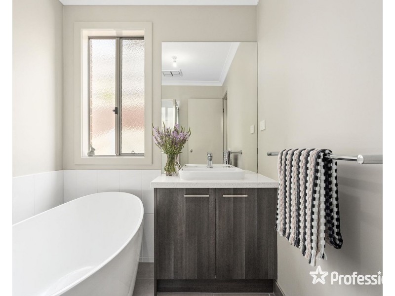 6 Guest House Close, Seville VIC 3139
