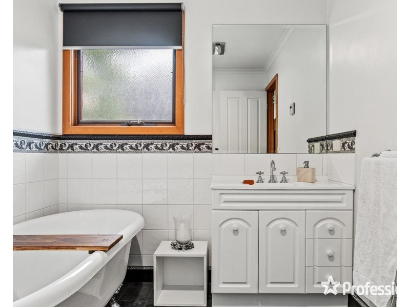 27 Crestview Close, Montrose VIC 3765