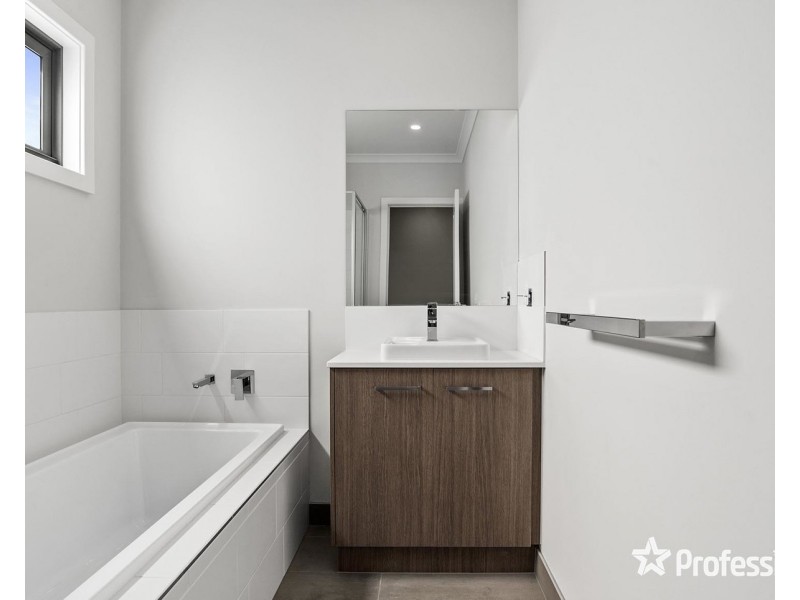 2/52 Lomond Avenue, Kilsyth VIC 3137