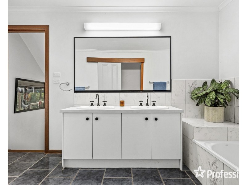 49B Falkingham Road, Mount Evelyn VIC 3796