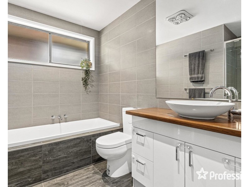 21 Penola Drive, Seville VIC 3139