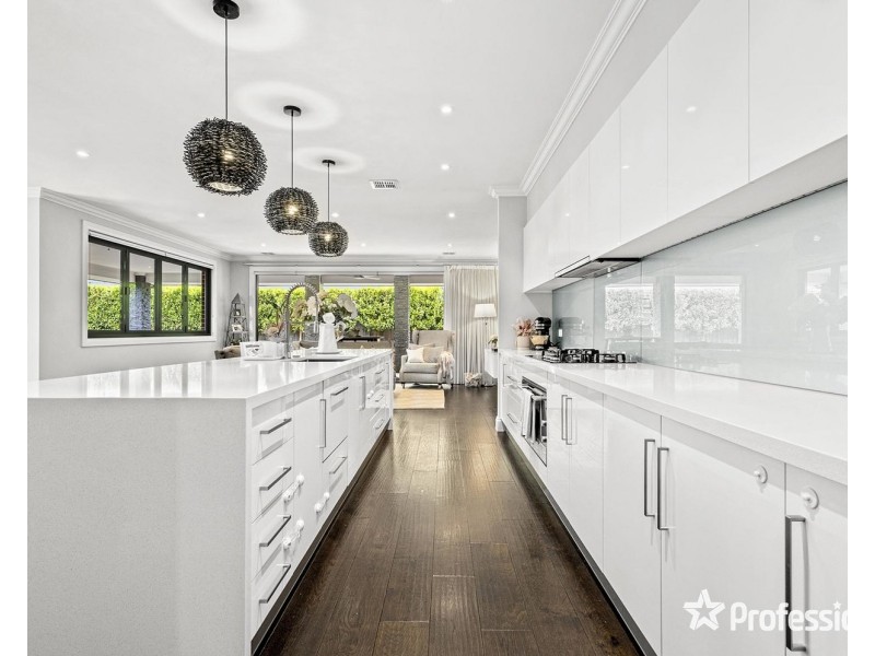 14 Tiverton Circuit, Mooroolbark VIC 3138
