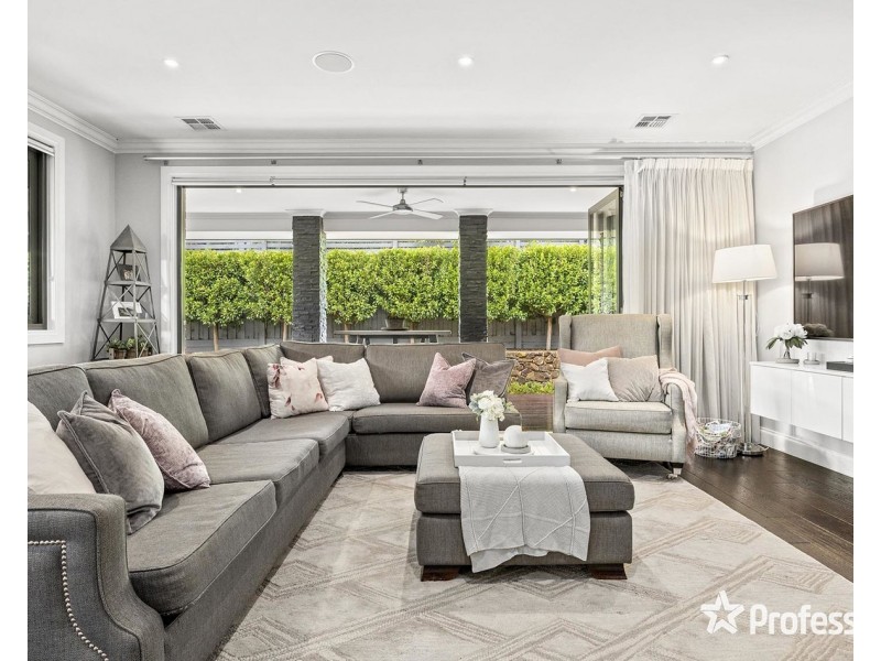 14 Tiverton Circuit, Mooroolbark VIC 3138