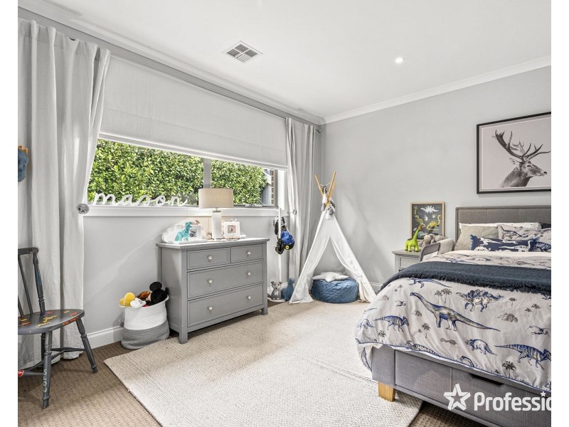 14 Tiverton Circuit, Mooroolbark VIC 3138