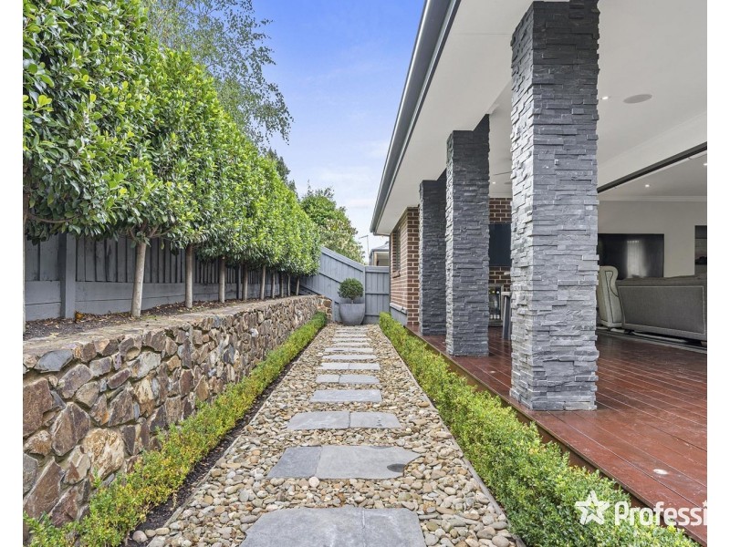 14 Tiverton Circuit, Mooroolbark VIC 3138