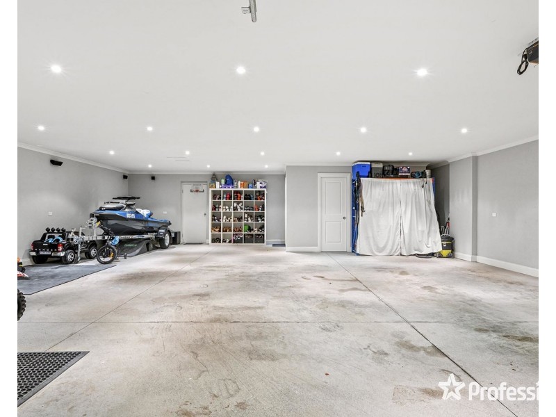 14 Tiverton Circuit, Mooroolbark VIC 3138