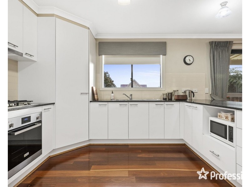 2/15 Hereford Road, Mount Evelyn VIC 3796