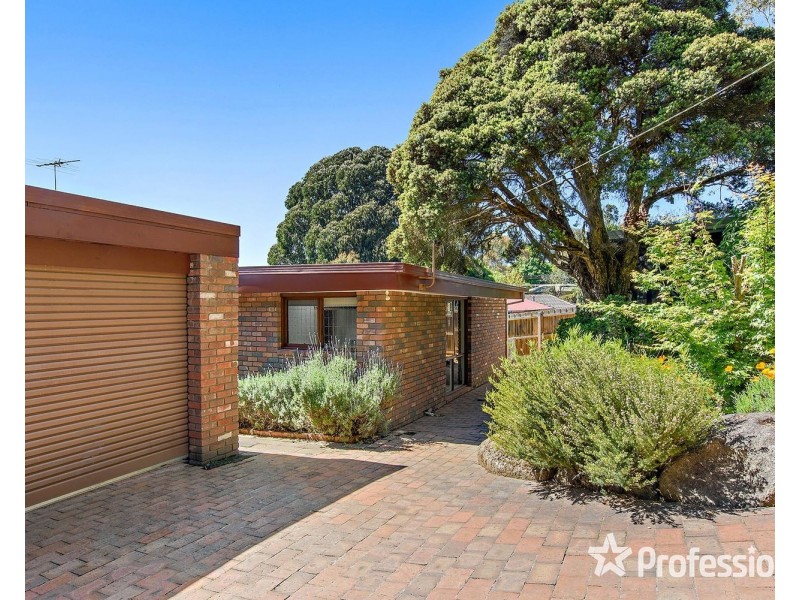 8 Haag Road, Seville VIC 3139