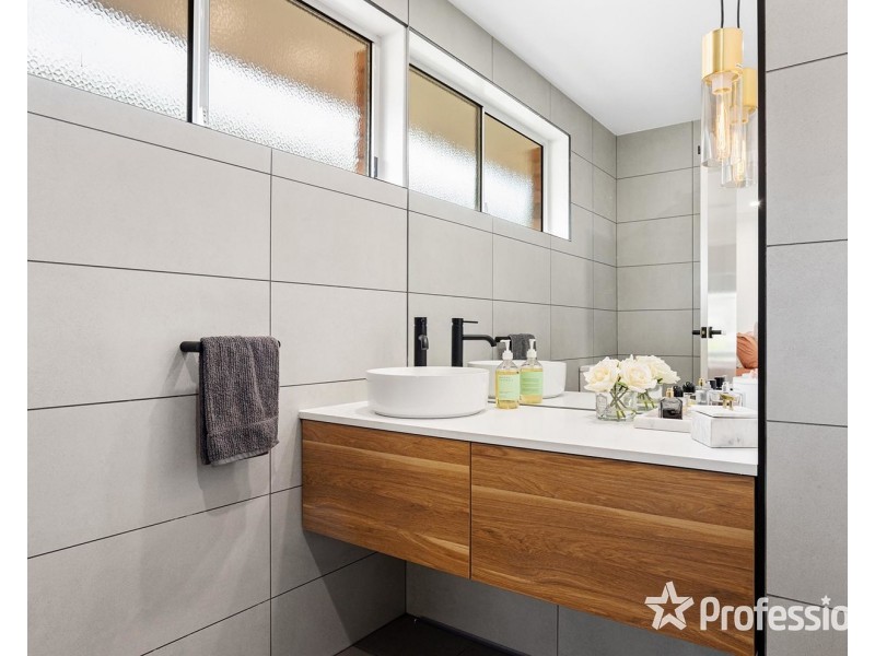 23 Charlwood Drive, Mooroolbark VIC 3138