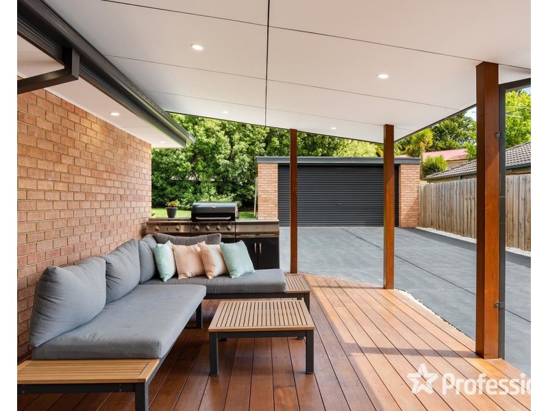 23 Charlwood Drive, Mooroolbark VIC 3138