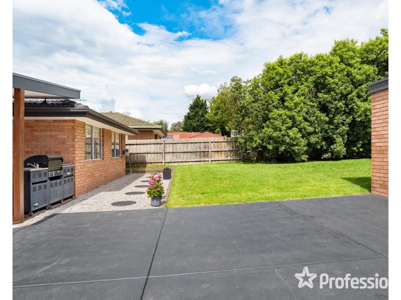 23 Charlwood Drive, Mooroolbark VIC 3138