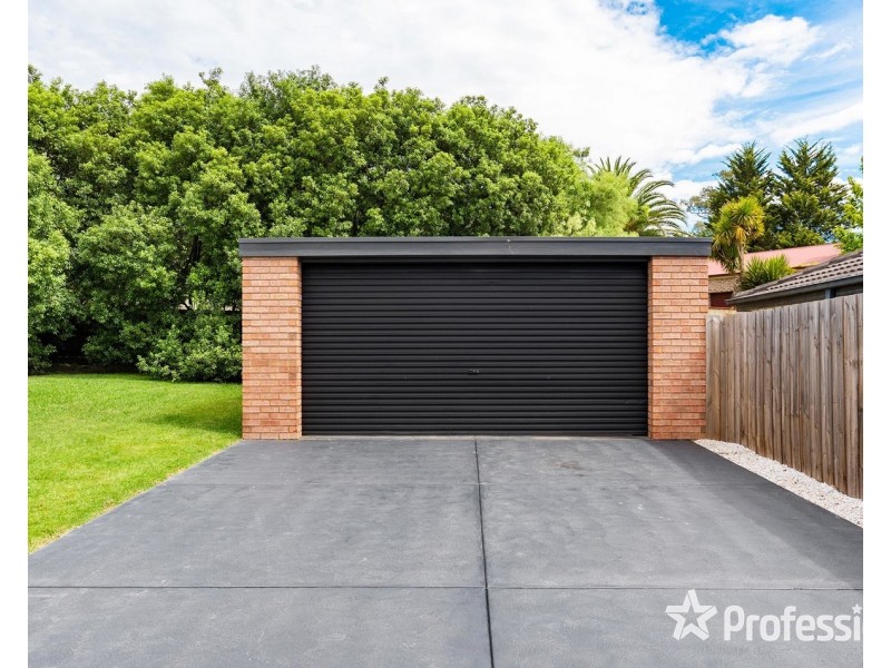 23 Charlwood Drive, Mooroolbark VIC 3138