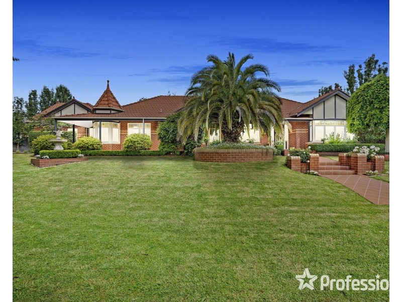 2 Ambleside Close, Mooroolbark VIC 3138