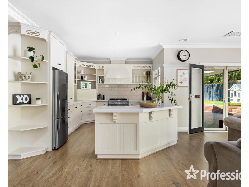 2 Ambleside Close, Mooroolbark VIC 3138