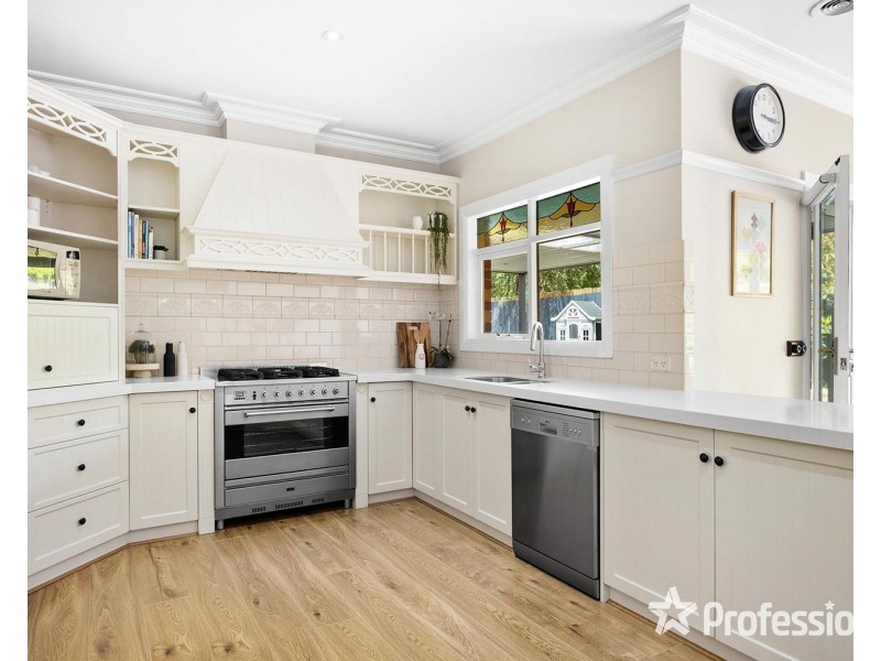 2 Ambleside Close, Mooroolbark VIC 3138
