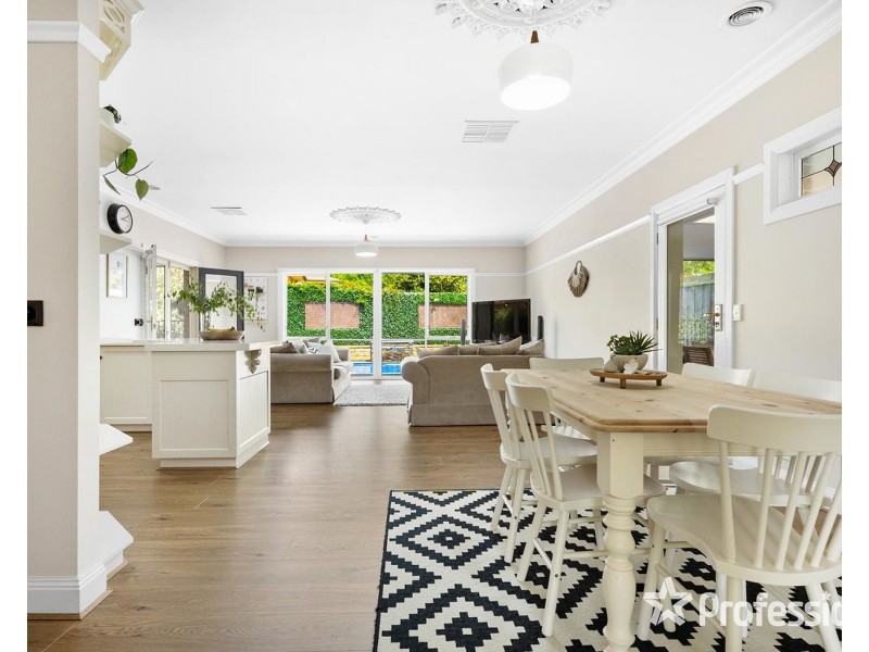2 Ambleside Close, Mooroolbark VIC 3138