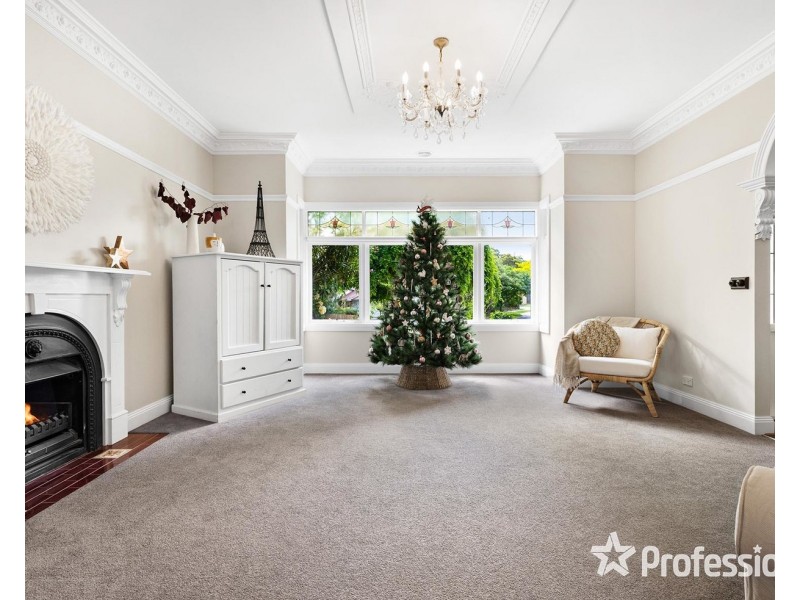 2 Ambleside Close, Mooroolbark VIC 3138