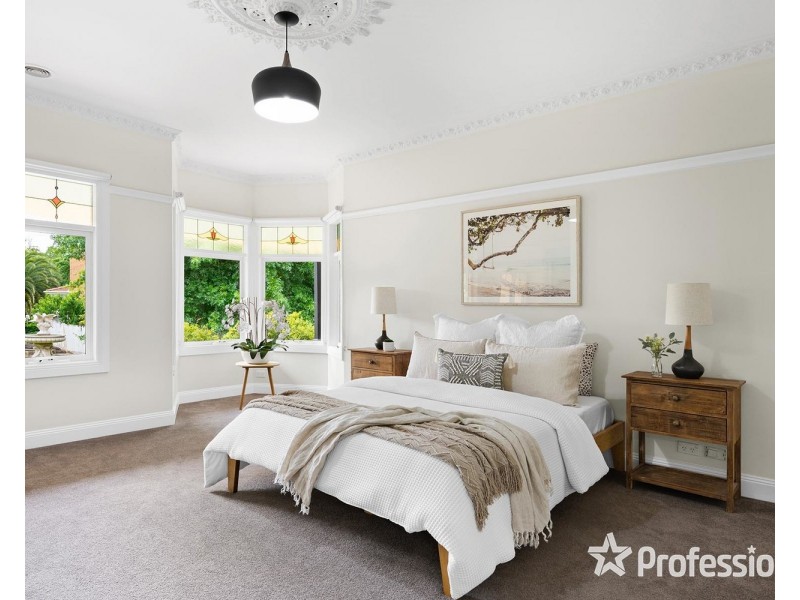 2 Ambleside Close, Mooroolbark VIC 3138