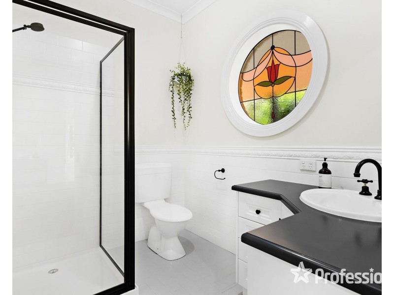 2 Ambleside Close, Mooroolbark VIC 3138