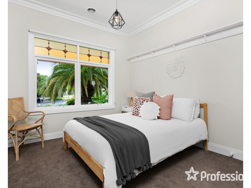 2 Ambleside Close, Mooroolbark VIC 3138