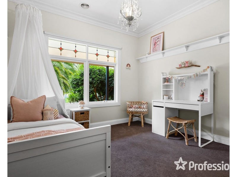 2 Ambleside Close, Mooroolbark VIC 3138