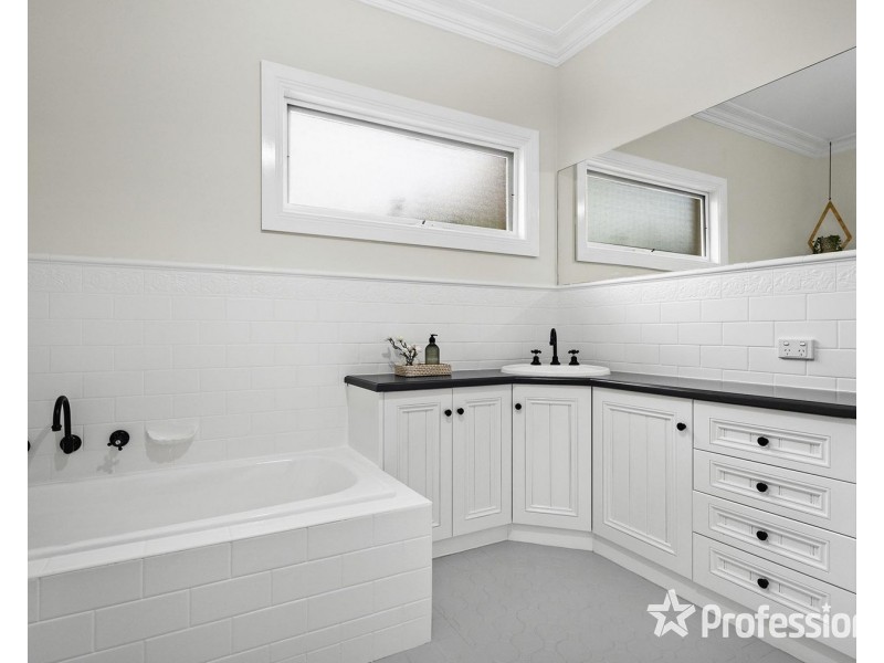 2 Ambleside Close, Mooroolbark VIC 3138