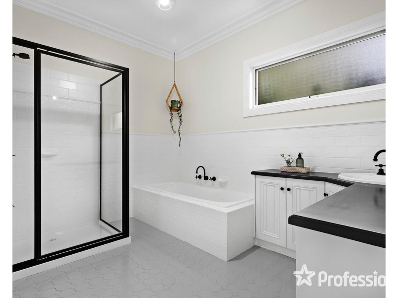 2 Ambleside Close, Mooroolbark VIC 3138