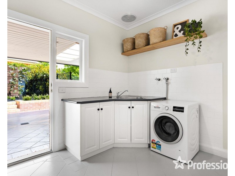 2 Ambleside Close, Mooroolbark VIC 3138