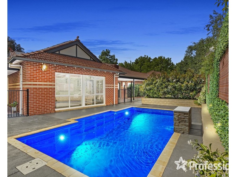 2 Ambleside Close, Mooroolbark VIC 3138
