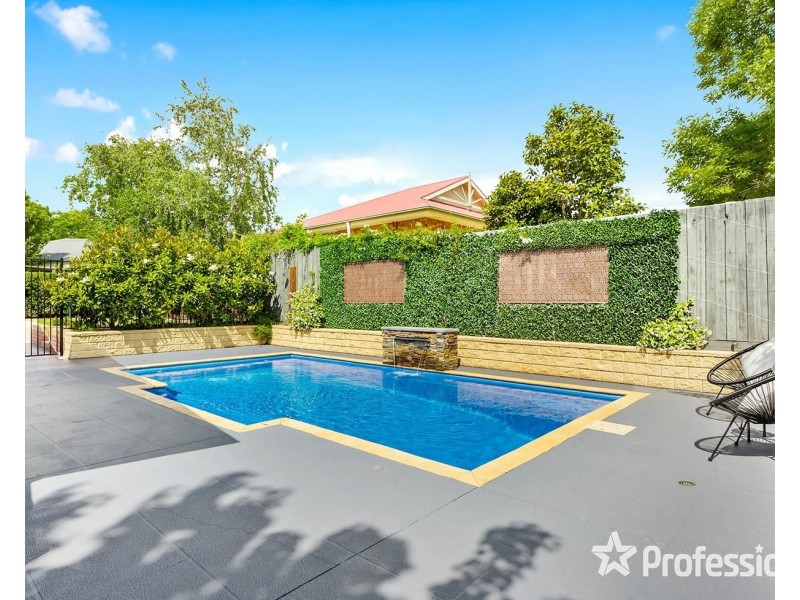 2 Ambleside Close, Mooroolbark VIC 3138