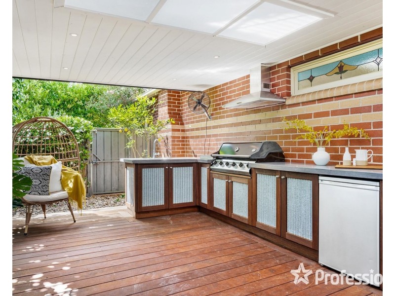 2 Ambleside Close, Mooroolbark VIC 3138