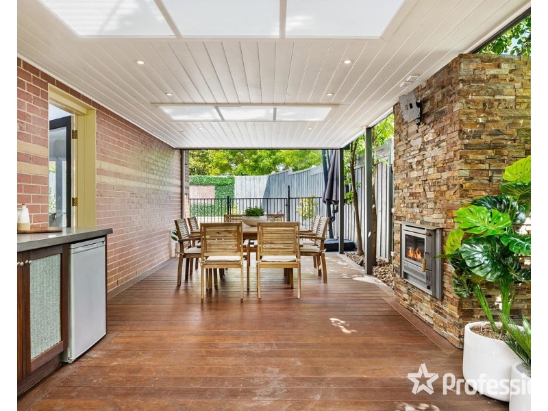 2 Ambleside Close, Mooroolbark VIC 3138