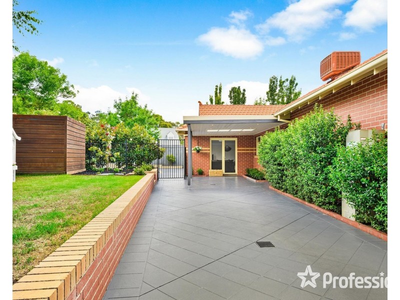 2 Ambleside Close, Mooroolbark VIC 3138
