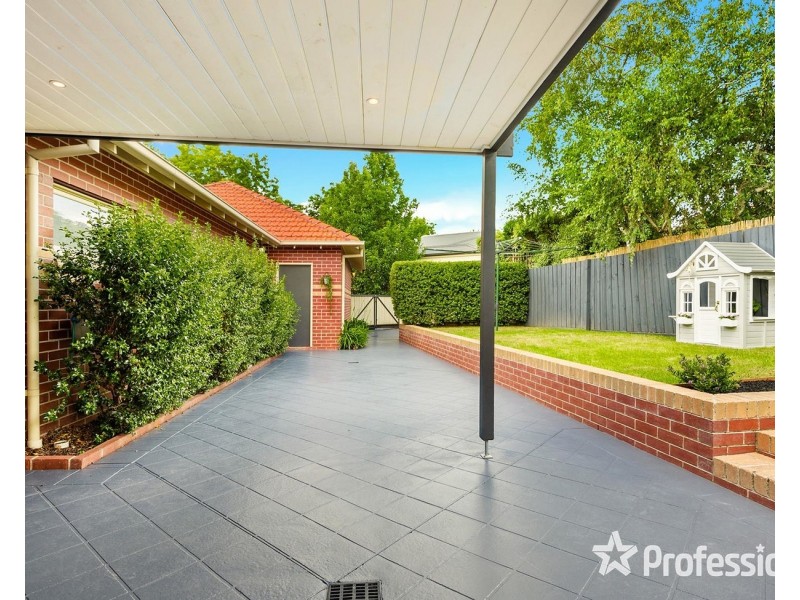 2 Ambleside Close, Mooroolbark VIC 3138