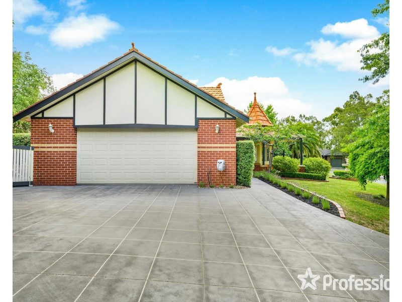 2 Ambleside Close, Mooroolbark VIC 3138