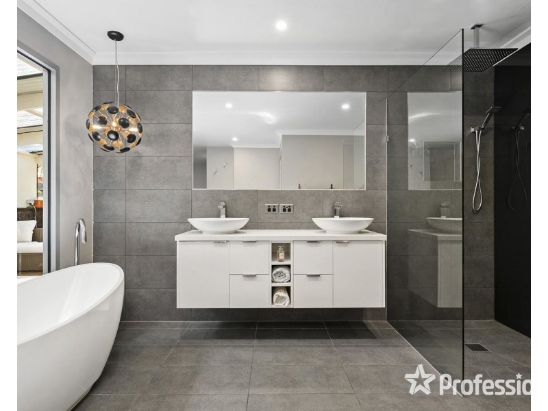 2 Kemp Avenue, Mount Evelyn VIC 3796