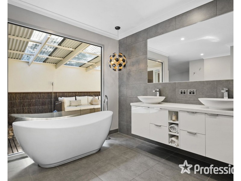 2 Kemp Avenue, Mount Evelyn VIC 3796