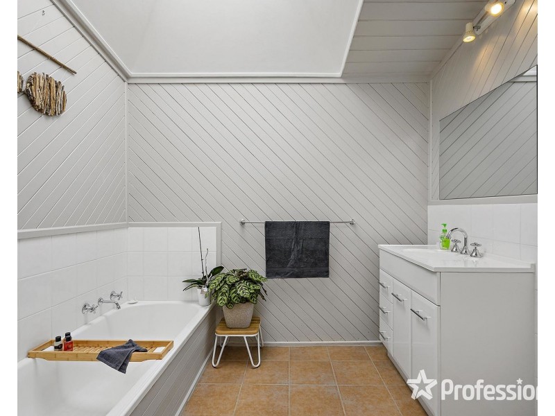 17 Murrumbung Road, Mount Evelyn VIC 3796